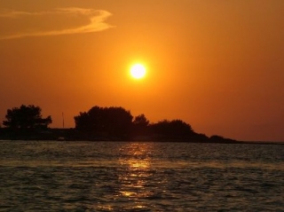 Un mar en el atardecer
